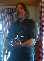 Ein Bild, das Person, Kleidung, Konzert, Mikrofon enth�lt.

KI-generierte Inhalte k�nnen fehlerhaft sein.